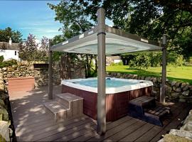 Craigadam Lodge with Hot tub, vacation home in Castle Douglas