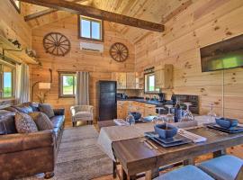 Cabin on 35-Acre Farm in Blanchardville with Trails!, hotel en Blanchardville