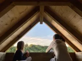 Cabane Bivouac avec échelle à l'ombre des chênes