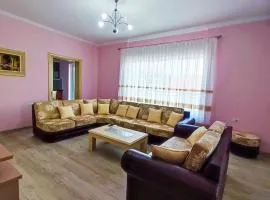 Cheerful 2 bedroom villa with free parking.