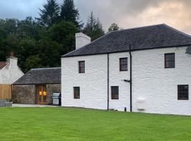 Old Tynribbie House - Comfortable Detached House, hotel in Appin