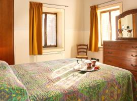 Spacious villa in Montecarotto with mountain view and pool, Hotel in Casa Vici