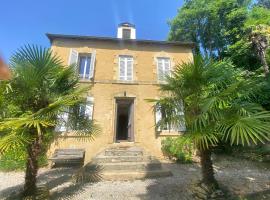 Résidence Les Trois Jardins avec WIFI et Parking gratuit, hotel em Sarlat-la-Canéda