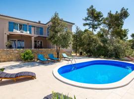 Beautiful Home In Banjol With Private Swimming Pool, Can Be Inside Or Outside, hotel en Banjol