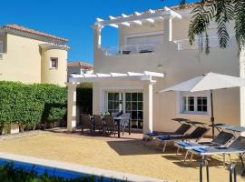 Villa Excelente, with a private pool, cottage in Murcia