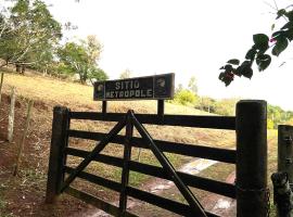 Fazenda com Trilhas e Açude -Refúgio Meio Mata Atlântica, hotel en Piraju