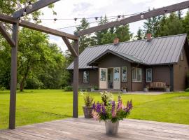 Newly renovated Latvian farm house, קוטג' בKraujas