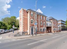 Stunning New Townhouse in the Heart of Warwick, hotel with parking in Warwick
