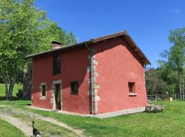 Gîte La Roche，Bertignat的有停車位的飯店