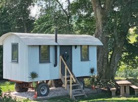 orchard meadow shepherd huts leek-buxton-ashbourne, campsite in Upper Elkstone