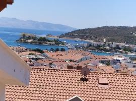 Triplex house, near center and sea, cabaña en Datça