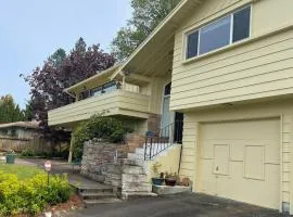 Very spacious house with a view and AC near UofO