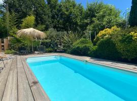 Villa piscine chauffée & spa sur le Bassin d Arcachon - proche plage et océan, hotel in Lanton