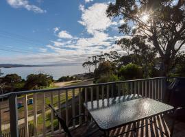 Front Row Beachfront, hotel in Binalong Bay