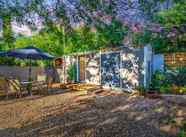 Cute Peaceful Tiny House Getaway w Backyard, tiny house sa Tucson