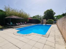 4 bedroom holiday home with private pool and garden, Hotel mit Parkplatz in Saint-Just