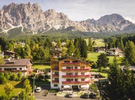 Camina Suite and Spa, hotell i Cortina dʼAmpezzo