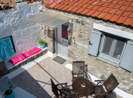 Caviro - traditional stone house in Chora, hotel in Samothráki