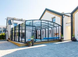 Domki Premium LATO&ZIMA z basenem, hotel v destinaci Dębki