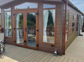 Fern Lodge with Hot Tub, cheap hotel in Stonham Aspall