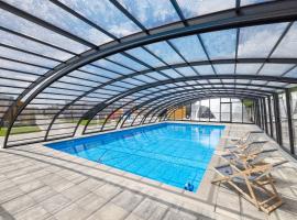RResort - Domki z KRYTYM i PODGRZEWANYM BASENEM, Sauna, WiFi, parking w cenie!, hotel v destinaci Rewal