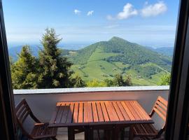 Panorama 1200, in the Heart of the San Fermo Hills, cheap hotel in Adrara San Rocco