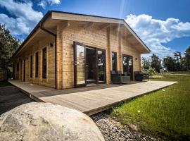 Sundance Lodge, Fantastic New Cabin with Hot Tub - Sleeps 6 - Largest In Felmoor Park, lodge in Morpeth