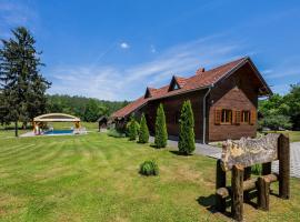 Awesome Home In Cacinci With 3 Bedrooms And Outdoor Swimming Pool, hotel amb piscina a Čačinci