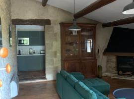 GITE SUD LUBERON, hotel with parking in Grambois