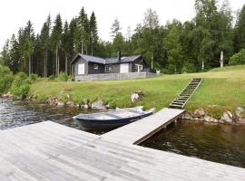 Cozy holiday home with its own jetty and panoramic views of Norra Orsjon, atostogų būstas mieste Arvika