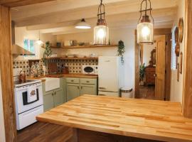 The Greenhouse Cozy Cottage- Walk to Downtown!, hotel in Opelika
