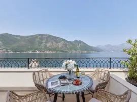 Penthouse on the Bay - 20m from the Beach