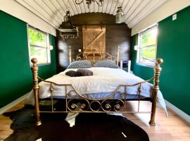 Gleis 1, Eisenbahn Waggon mit Whirlpool und Ofen, vacation home in Dahlem