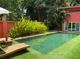 Hugo Villa (3-Bedroom Pool villa + Rooftop), hotel with pools in Ban Huai Sieo