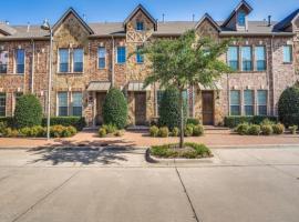 Luxury Legacy West Townhouse, hotel in Plano