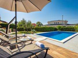 Lovely Istrian apartment with a private swimming pool and a charming garden, hotel in Banjole