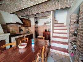 Casa rustica con terrazza e barbecue, недорогой отель в городе Sessano Del Molise