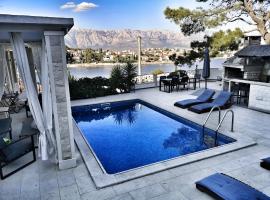 Villa Sky with stunning view, hotel with pools in Selca