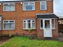Immaculate 3-Bed House with free parking in Bolton, viešbutis Boltone