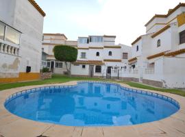 Agradable adosado con piscina, duchas hidromasaje