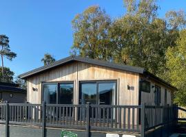 Cairn Lodge, pet-friendly hotel in Woodhall Spa