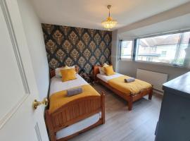 Luxury Victorian Home Slough, Legoland, Windsor, holiday home in Slough