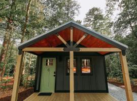 Studio Style Cabin #6, hotel v destinaci Hartwell