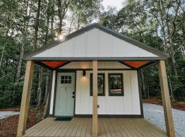 Cabin #1 Studio With Kitchenette, hotel with parking in Hartwell