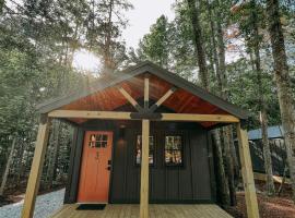 Cabin #3 One Bedroom W Kitchen, campsite in Hartwell