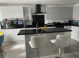 Luxury 2 bedrooms fully equipped Apartment with garden, Free Parking, Free Wifi, hotel in Dagenham