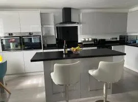 Luxury 2 bedrooms fully equipped Apartment with garden, Free Parking, Free Wifi