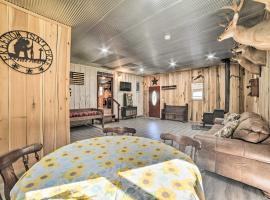 Charming New Concord Cabin on 50-Acre Farm!, hotel with parking in New Concord
