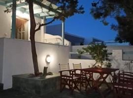 paros seaside experience: Aliki şehrinde bir otel