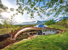 SaffronStays AsanjA Titaly, Murbad - hobbit inspired earth-shelter home with plunge pool, Villa in Murbād